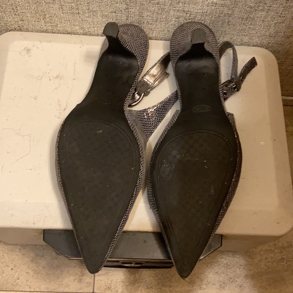 LADIES GRAY HEEL OUT PUMP - Picture 2 of 4